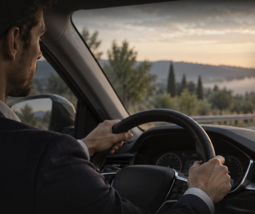Verkäufer im Auto auf dem Weg zum ersten Kundentermin
